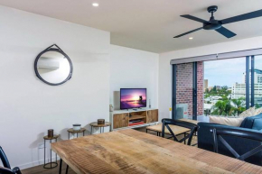 Slick 1 Bedroom + Carpark Apartment - walk to City